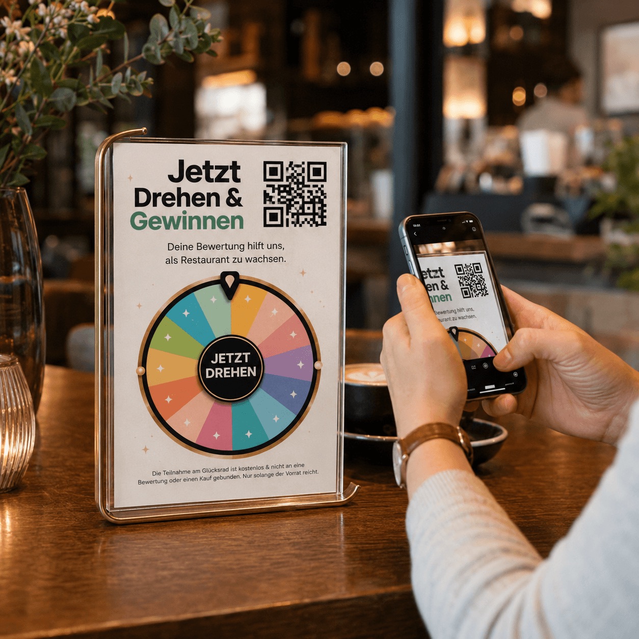Gast scannt einen share the good QR-Aufsteller im Restaurant